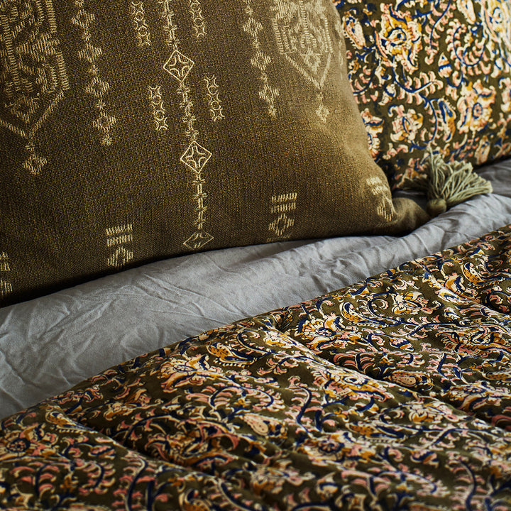 Madam Stoltz - Grønt sengetæppe med mønster